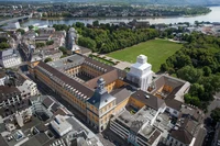 Hauptgebäude mit Rhein